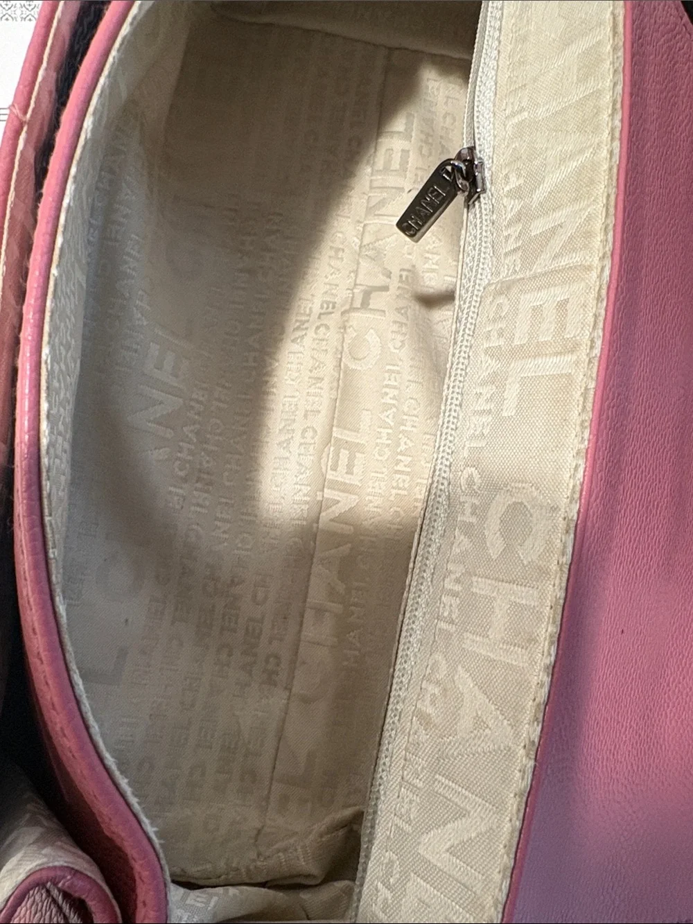 CHANEL Authentic Vintage Shoulder Handbag Leather and Silver Hardware, Preowned - Picture 5 of 10